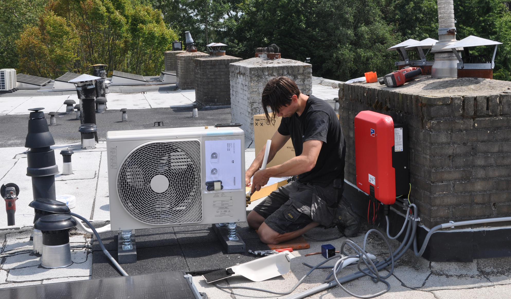 Installatie buitenunit hybride warmtepomp op dak